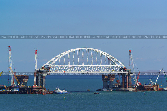 Установка железнодорожного арочного пролета на фарватерные опоры моста через Керченский пролив. Россия, сентябрь 2017 года. Стоковое фото, фотограф Наталья Гармашева / Фотобанк Лори