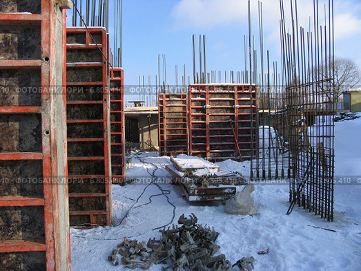 Установленная опалубка стен монолитного здания (2006 год). Редакционное фото, фотограф Владимир Чинин / Фотобанк Лори