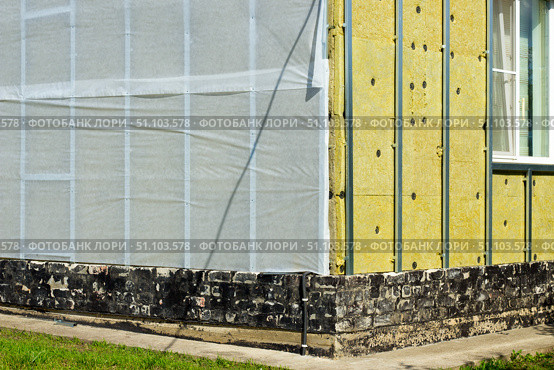 Утепление собственного дома и обшивка сайдингом. Insulation of your own house and siding. Стоковое фото, фотограф Роман Лукьянов / Фотобанк Лори