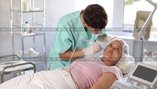 Utilizing RF lifting attachment, skilled specialist administers treatment that helps tighten and tone client's skin, promoting more youthful appearance. Стоковое видео, видеограф Яков Филимонов / Фотобанк Лори