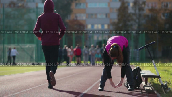 Утренняя гимнастика на спортивном стадионе. Стоковое видео, видеограф Кекяляйнен Андрей / Фотобанк Лори