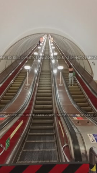 Утро в петербургском метро. Станция Садовая. Редакционное видео, видеограф Юрий Николаев / Фотобанк Лори