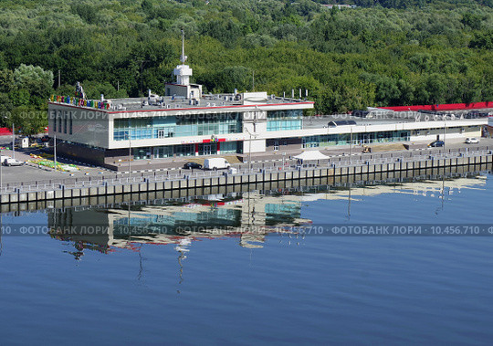 Южный речной вокзал. Река Москва (2015 год). Редакционное фото, фотограф Александр Ледовской / Фотобанк Лори