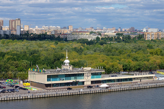 Южный речной вокзал. Река Москва (2015 год). Редакционное фото, фотограф Александр Ледовской / Фотобанк Лори
