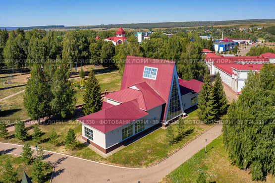 Южный Урал, бальнеологический санаторий Красноусольск летом: жилые и лечебные корпуса. Вид с воздуха. South Urals, Krasnousolsk Health Resort: territory of sanatorium, residential and medical buildings. Aerial view. (2022 год). Редакционное фото, фотограф Евгений Романов / Фотобанк Лори