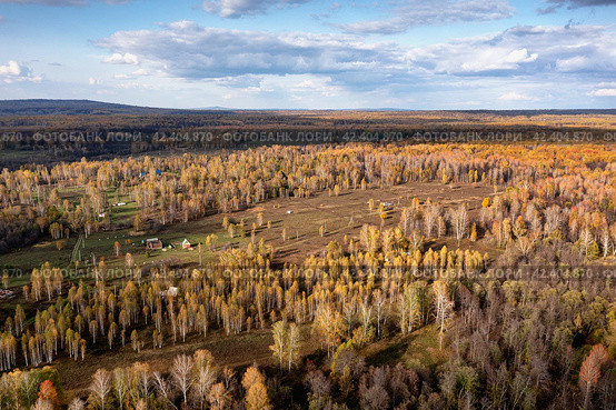 Южный Урал, Башкирия, экопоселение Красная Поляна. Вид с воздуха. Southern Urals, Bashkiria, Krasnaya Polyana ecovillage. Aerial view. (2023 год). Стоковое фото, фотограф Евгений Романов / Фотобанк Лори
