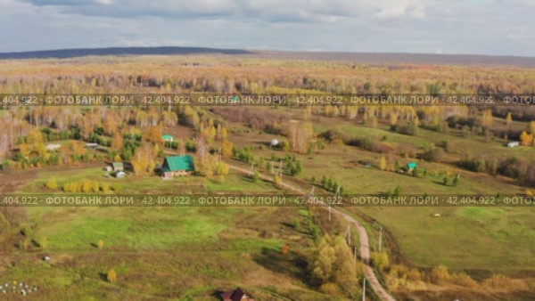 Южный Урал, Башкирия, экопоселение Красная Поляна. Вид с воздуха. Southern Urals, Bashkiria, Krasnaya Polyana ecovillage. Aerial view. (2023 год). Стоковое видео, видеограф Евгений Романов / Фотобанк Лори