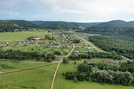 Южный Урал, Башкирия, село Ташла. Вид с воздуха. Southern Urals, Bashkiria, Tashla village. Aerial view. (2024 год). Стоковое фото, фотограф Евгений Романов / Фотобанк Лори