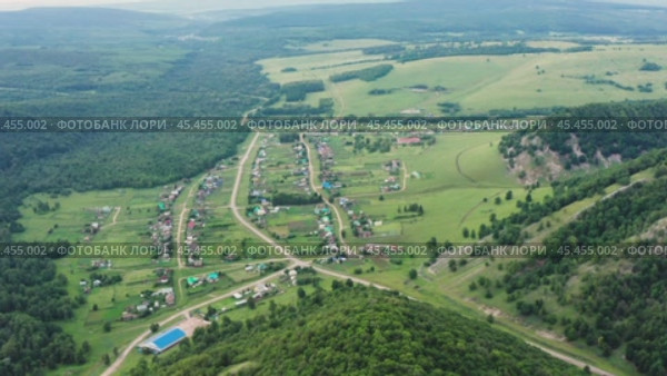 Южный Урал, Башкирия, село Ташла. Вид с воздуха. Southern Urals, Bashkiria, Tashla village. Aerial view. (2024 год). Стоковое видео, видеограф Евгений Романов / Фотобанк Лори