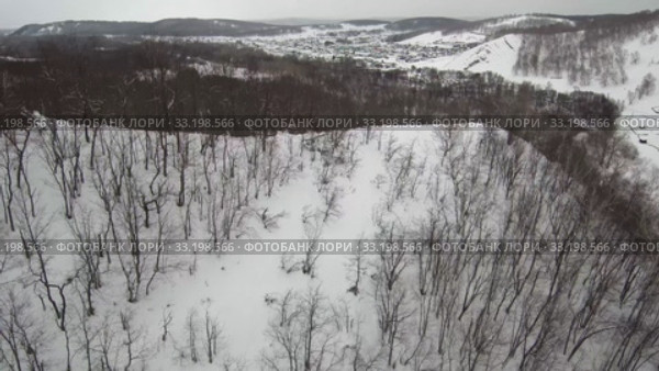 Южный Урал. Башкирское село Макарово в горах зимой. Southern Urals. Bashkir village of Makarovo in the mountains in winter. Aerial view. (2020 год). Стоковое видео, видеограф Евгений Романов / Фотобанк Лори