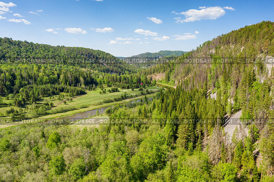 Южный Урал летом, река Зилим в урочище Культамак. Вид с воздуха. The Southern Urals in summer, the Zilim River in the Kultamak natural boundary. Aerial view. Стоковое фото, фотограф Евгений Романов / Фотобанк Лори