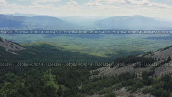 Южный Урал, национальный парк Зюраткуль: горные хребты. Вид с воздуха. Southern Urals, Zyuratkul National Park: mountain range. Aerial view. Стоковое видео, видеограф Евгений Романов / Фотобанк Лори