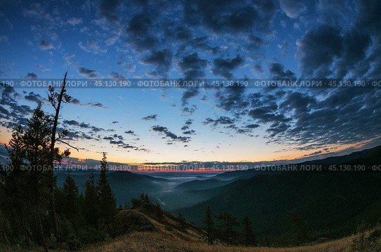 Южный Урал, облака и небо пред рассветом. The Southern Urals, clouds and the sky before dawn. Стоковое фото, фотограф Евгений Романов / Фотобанк Лори