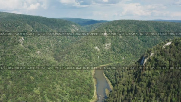 Южный Урал, река Зилим в горном ущелье. Вид с воздуха. The Southern Urals, the Zilim River In the mountain gorge. Aerial view. Стоковое видео, видеограф Евгений Романов / Фотобанк Лори