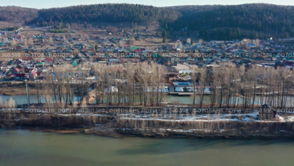 Южный Урал, село Красный Ключ. Половодье на реке Уфа. Вид с воздуха. Southern Urals, Krasny Klyuch village. High water on the Ufa River. Aerial view. (2023 год). Стоковое видео, видеограф Евгений Романов / Фотобанк Лори