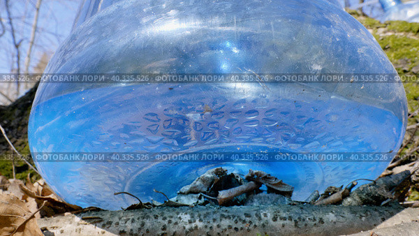 Южный Урал, весенняя тайга: сбор берёзового сока в бутыли. Southern Urals, spring taiga: collecting birch sap in bottles. Стоковое фото, фотограф Евгений Романов / Фотобанк Лори