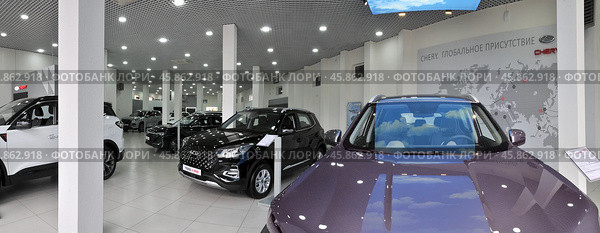 В автосалоне CHERY центр OPTIMA в Астрахани. Редакционное фото, фотограф Павел Просянов / Фотобанк Лори