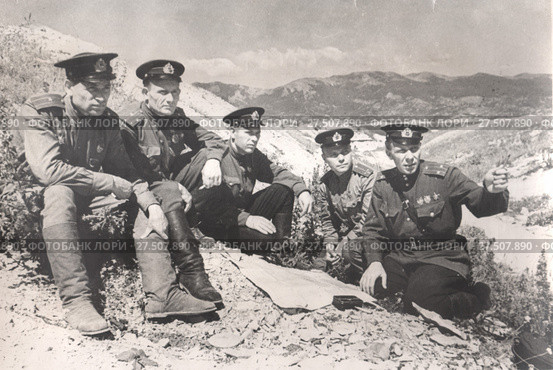 В окопах на "Малой земле". Командир 255 бригады морской пехоты. 1943. Стоковое фото, фотограф Retro / Фотобанк Лори