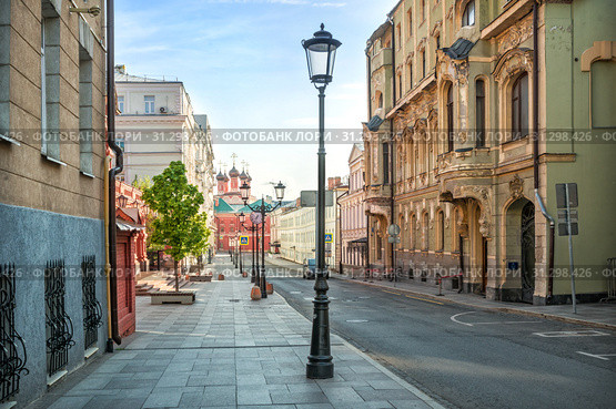 В Петровском переулке в Москве. View of Petrovsky Lane in Moscow (2019 год). Стоковое фото, фотограф Baturina Yuliya / Фотобанк Лори