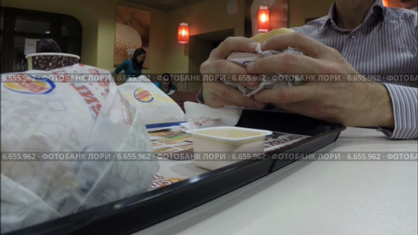 В ресторане Burger king, Уфа (2013 год). Редакционное видео, видеограф Mikhail Erguine / Фотобанк Лори