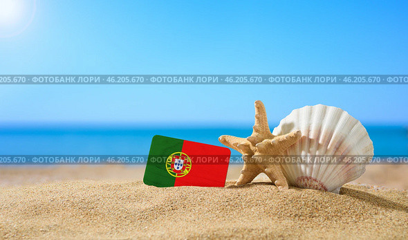 Vacation concept in Portugal. Portuguese flag on a tropical beach with seashells (2021 год). Стоковое фото, фотограф Никита Бурденков / Фотобанк Лори