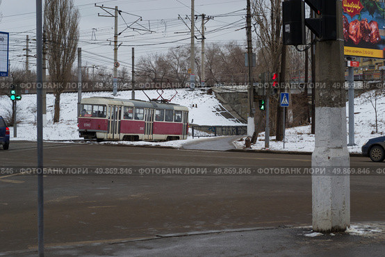 Вагон трамвая Tatra T3SU маршрут номер два на улице Краснознаменская. Волгоград, Россия. (2020 год). Редакционное фото, фотограф Андрей Цыганков / Фотобанк Лори