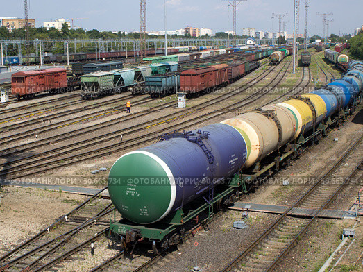 Вагоны-цистерны на сортировочной железнодорожной станции. Москва (2020 год). Редакционное фото, фотограф Елена Орлова / Фотобанк Лори