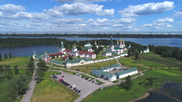 Валдайский Иверский Богородицкий Святоозерский монастырь крупным планом солнечным июньским днем (аэросъемка). Россия (2018 год). Стоковое видео, видеограф Виктор Карасев / Фотобанк Лори