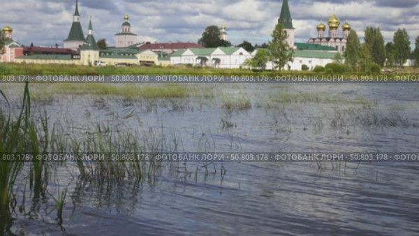 Валдайский Иверский Богородицкий Святоозерский монастырь — православный мужской монастырь на Сельвицком острове Валдайского озера в Валдайском районе Новгородской области (2021 год). Стоковое видео, видеограф Куликов Константин / Фотобанк Лори