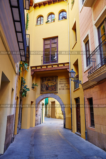 Valencia Portal de Valldigna arch in barrio del Carmen at Spain. Стоковое фото, агентство Ingram Publishing / Фотобанк Лори