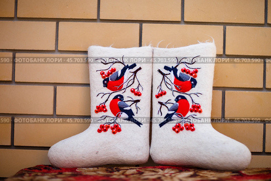 Valenki with embroidery on the background of an old carpet (2020 год). Редакционное фото, фотограф Андриян Григорьевич Чаркин / Фотобанк Лори