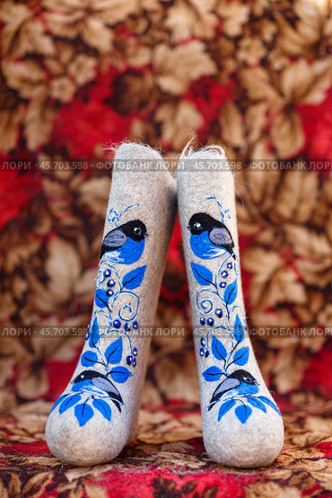 Valenki with embroidery on the background of an old carpet (2020 год). Редакционное фото, фотограф Андриян Григорьевич Чаркин / Фотобанк Лори