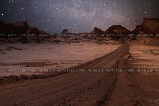 Valle de la Luna (Moon Valley) close to San Pedro de Atacama, Chile. Стоковое фото, агентство Ingram Publishing / Фотобанк Лори