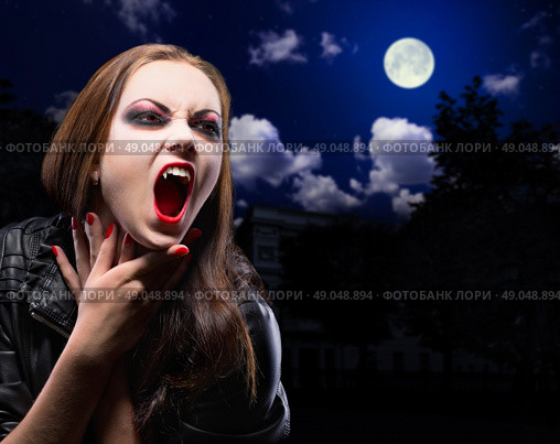 Vampire woman on night background with moon. Стоковое фото, агентство Ingram Publishing / Фотобанк Лори