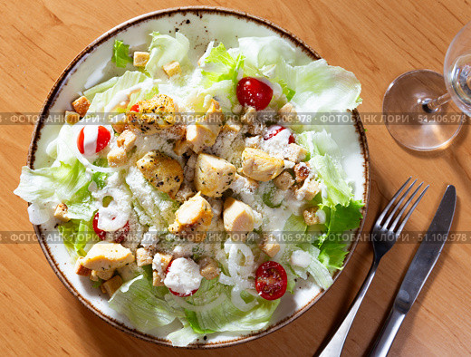 Variation of Caesar salad with chicken, lettuce mix and crackers. Стоковое фото, фотограф Яков Филимонов / Фотобанк Лори