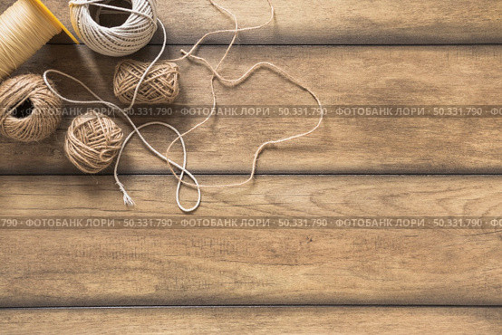 variety string spool wooden table. High resolution photo. variety string spool wooden table. High quality photo. Стоковое фото, агентство Ingram Publishing / Фотобанк Лори