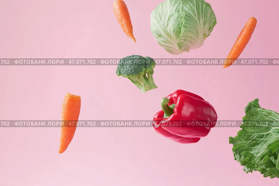 Various colorful vegetables falling at pale pink background. Flying veggie on a plain pastel color backdrop. Healthy food. Detox and dieting concept. Fresh carrot, pepper, broccoli, tomato levitating. Стоковое AI-изображение, AI-художник Марина Демидюк / Фотобанк Лори