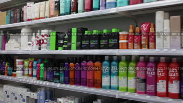 Various of haircare cosmetics and wigs for sale on shelves of specialty cosmetic shop (2020 год). Редакционное видео, видеограф Яков Филимонов / Фотобанк Лори