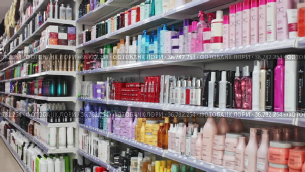 Various of haircare cosmetics and wigs for sale on shelves of specialty cosmetic shop (2020 год). Редакционное видео, видеограф Яков Филимонов / Фотобанк Лори