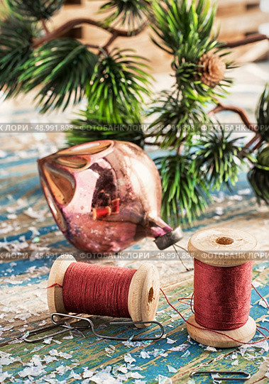 various outdated Christmas toys in a cardboard box. Стоковое фото, агентство Ingram Publishing / Фотобанк Лори