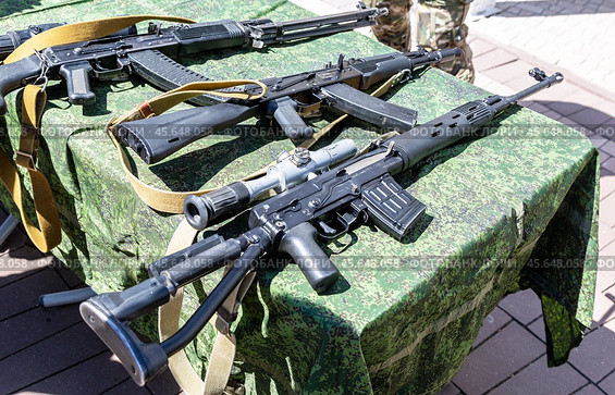 Various russian firearms, assault rifles. Different samples of russian small arms (2024 год). Редакционное фото, фотограф FotograFF / Фотобанк Лори
