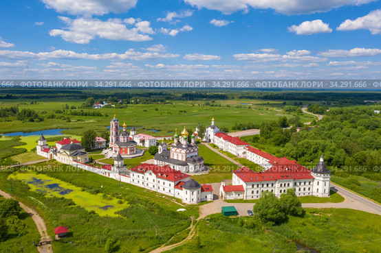 Varnitsky Trinity-Sergius Monastery in the Yaroslavl region, Rostov Veliky, Varnitsa village on a summer day (2020 год). Стоковое фото, фотограф Валерий Смирнов / Фотобанк Лори