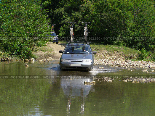 ВАЗ 21101 переезжает реку вброд (2008 год). Редакционное фото, фотограф Юлия Ухина / Фотобанк Лори