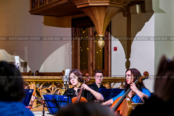 Вдохновение музыкантов камерного оркестра Antonio-orchestra. Кафедральный собор святых Петра и Павла. Старосадский пер, 7/10. Москва (2019 год). Редакционное фото, фотограф Владимир Устенко / Фотобанк Лори