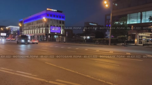 Вечернее городское шоссе  с офисными зданиями и неоном. Дмитровское шоссе. Редакционное видео, видеограф Мария Сергеева / Фотобанк Лори
