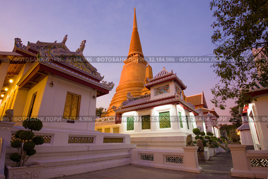 Вечерние сумерки в буддистском храме Wat Bowonniwet Vihara. Бангкок, Таиланд (2019 год). Стоковое фото, фотограф Виктор Карасев / Фотобанк Лори