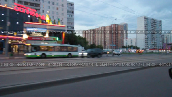 Вечерний проезд по улице Маршала Катукова Строгино. Москва. Вид из автомобиля (2014 год). Стоковое видео, видеограф Сергей Соболев / Фотобанк Лори