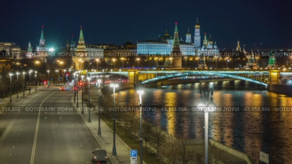 Вечерний вид на Московский Кремль, Москву-реку, и Большой Каменный мост. Автомобильное движение по Пречистенской набережной. Москва, Россия. Таймлапс, 4K (2019 год). Стоковое видео, видеограф photoff / Фотобанк Лори