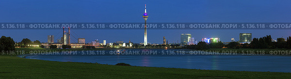 Вечерняя панорама Дюссельдорфа с телебашней Rheinturm, зданием ландтага Северного Рейна-Вестфалии и комплексом зданий Neuer Zollhof по проекту архитектора Фрэнка Гери (2013 год). Стоковое фото, фотограф Михаил Марковский / Фотобанк Лори