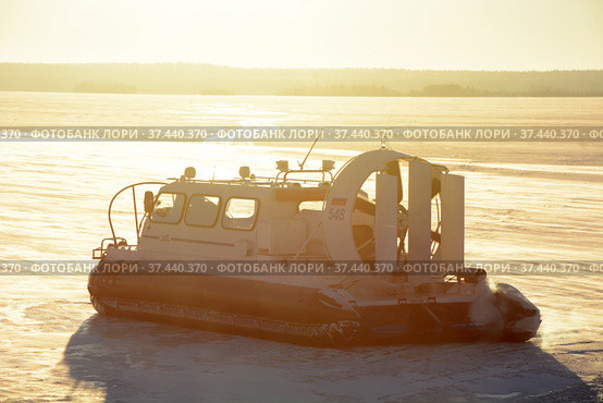 VELIKAYA GUBA, RUSSIA- JANUARY 11, 2017: Hivus-10 on the frozen Onego lake, Karelia Republic, Russia. Редакционное фото, фотограф Алексей Кокоулин / Фотобанк Лори
